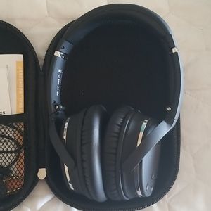 BRAND NEW wireless headphones